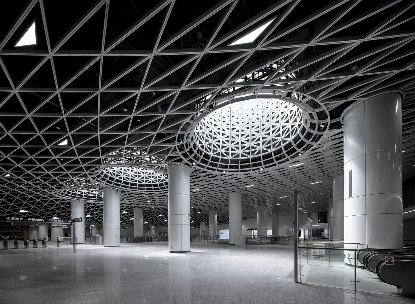 Gangxia North hub: platform level under the radial ceiling